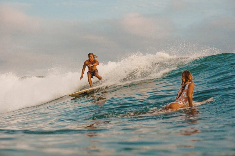 surfing costa rica